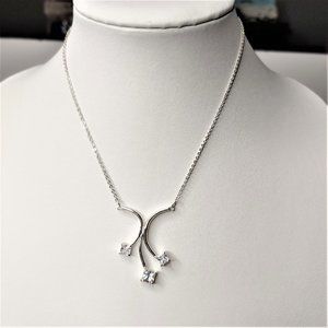 LOVELY 3-STONE NECKLACE